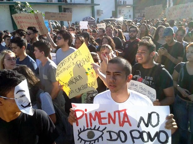 Protesto contra a corrupção em Cuiabá (Foto: Denise Soares/G1)