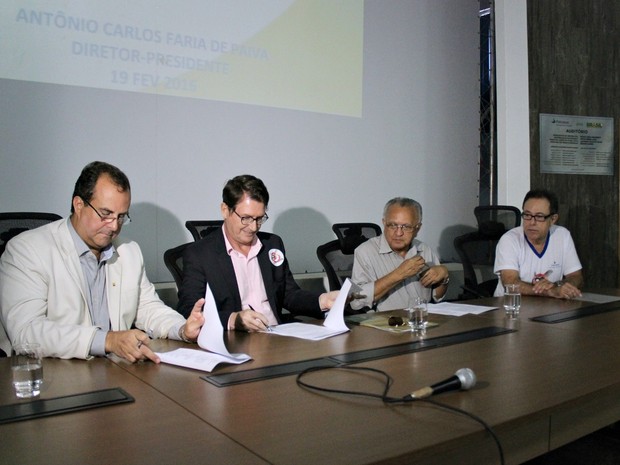 A assinatura do termo ocorreu nesta sexta-feira na sede da Eletrobrás, em Manaus (Foto: Indiara Bessa/G1 AM)