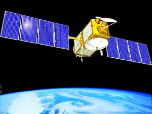 Ilustração mostra satélite Jason-1, projeto dos EUA e França, que desde 2001 monitorava os oceanos. Equipamento entrou em colapso e parou de transmitir dados para a Terra (Foto: Arquivo/Nasa/AP)