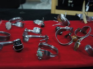Artesão Castor Morgado faz pulseiras e braceletes com garfos e pedras (Foto: Krystine Carneiro/G1)