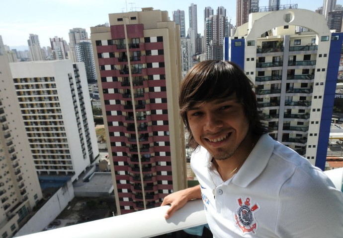 Ángel Romero Corinthians em seu apartamento em São Paulo (Foto: Marcelo Braga)