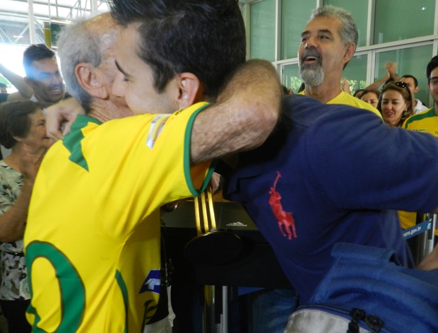 Neto chega a Uberlândia e recebe o carinho dos amigos e familiares no aeroporto (Foto: Caroline Aleixo/GLOBOESPORTE.COM)