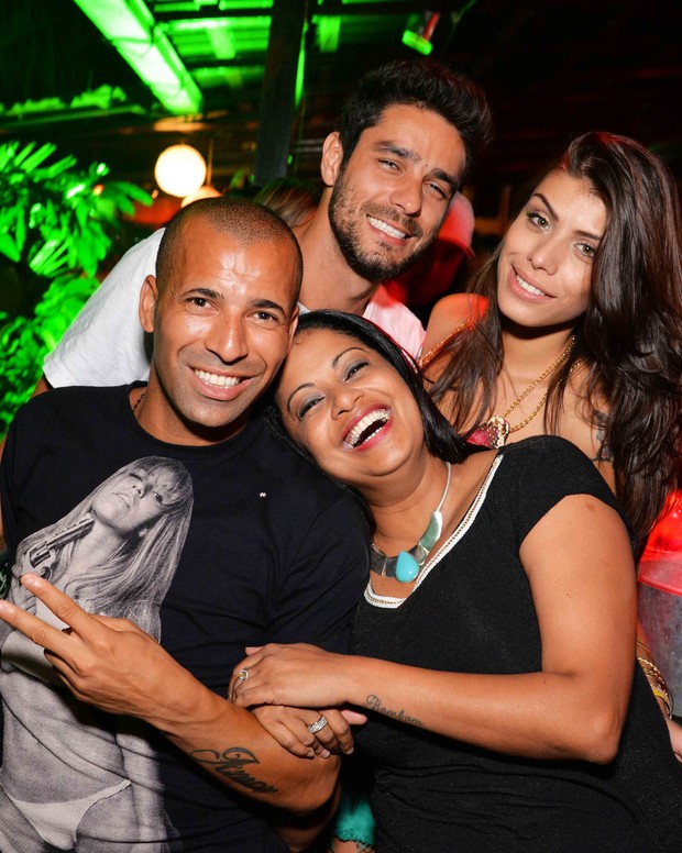 Emerson Sheik com amigos e os ex BBBs Fran e Diego (Foto: Ari Kaye/Divulgação)