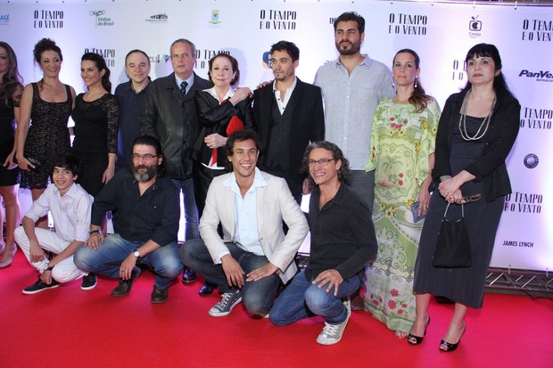 Elenco posa junto na pré-estreia de O tempo e o vento (Foto: Alex Palarea e Rogério Fidalgo / AgNews)