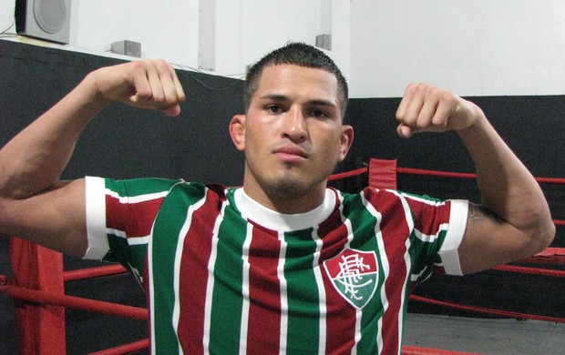 Anthony Pettis com a camisa do Fluminense (Foto: Ivan Raupp)