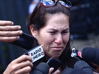 Sônia Moura, mãe de Eliza Samudio, chora na porta do Fórum de Contagem (Foto: Maurício Vieira/G1)