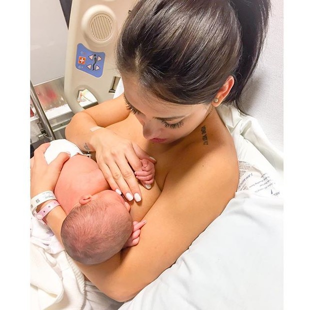 Bella Falconi amamenta a filha, Victoria (Foto: Instagram/ Reprodução)