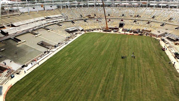 gramado Maracanã obras estádio Copa 2014 (Foto: Reuters)