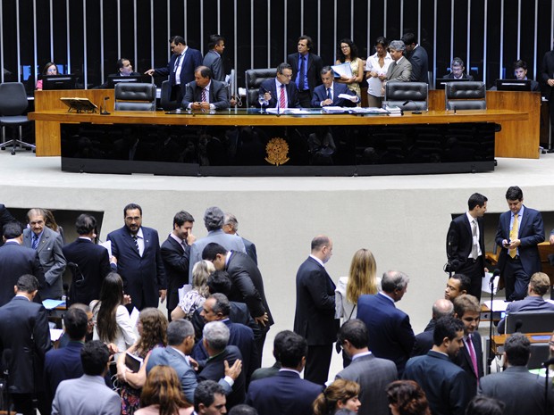 Deputados no plenário da Câmara durante sessão no último dia 19 (Foto: Renato Araújo / Agência Câmara)