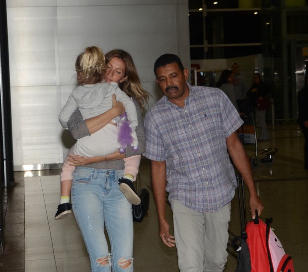 Gisele Bündchen embarca com a filha, Vivian, em São Paulo (Foto: Thiago Duran e Eduardo Martins/AgNews)