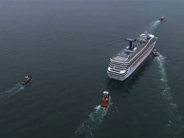 O cruzeiro Carnival Triumph é rebocado perto da costa do Alabama (Foto: Reuters/NBC News)