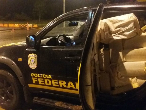 Caminhonete com adesivos da PF transportava droga na cabine e carroceria (Foto: Divulgação/PRF)