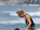 Kate Hudson ganha apalpada do marido em dia de praia