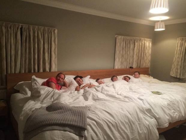 A família na cama de mais de 5 metros (Foto: Reprodução Facebook)