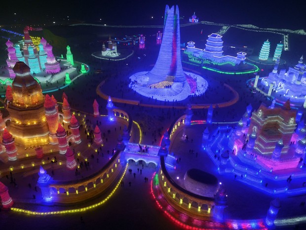 Esculturas de gelo no Festival de Harbin, na China, na edição de 2016 (Foto: Chinatopix/via AP)