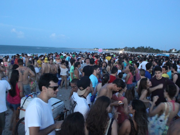 Multidão na praia do Coqueiro em Luís Correia (Foto: Ellyo Teixieira/ G1)