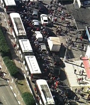 Protesto no MBoi Mirim (Foto: Reprodução/TV Globo) Protesto no MBoi Mirim (Foto: Reprodução/TV Globo)