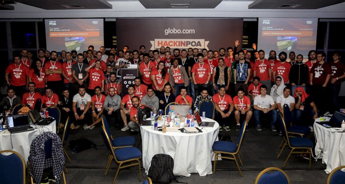 Turma do Hack in PoA se reúne apra foto na madrugada com muito trabalho em Porto Alegre (Foto: Guilherme Dias) Turma do Hack in PoA se reúne apra foto na madrugada com muito trabalho em Porto Alegre (Foto: Guilherme Dias)