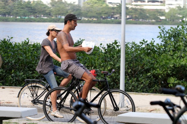 Carolina Ferraz pedala com o namorado (Foto: Wallace Barbosa / AgNews)