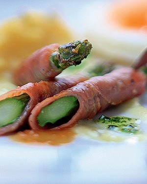 Aspargos com presunto cru, polenta, ovo caipira e queijo fontina (Foto:  )