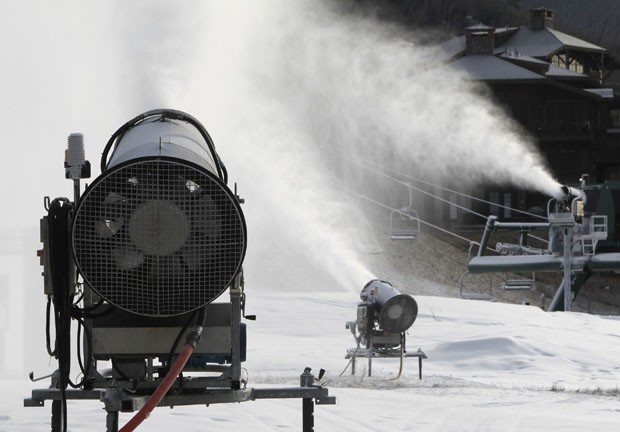Canhões de neve trabalham para prolongar a temporada de esqui nos EUA (Foto: Toby Talbot/AP)