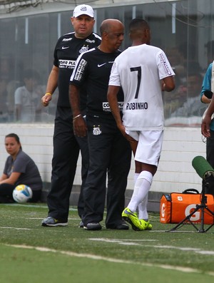 Robinho sai de campo reclamando de lesão (Foto: Mauricio de Souza / Estadão Conteúdo)