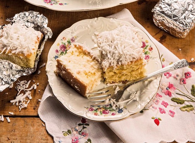 Você pode embrulhar o bolo de coco gelado em papel alumínio para manter a temperatura e umidade (Foto: Alexandre Schneider / Divulgação)