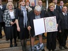 Calças de ativista caem durante foto com presidente na Croácia