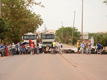 Protesto de manifestantes na BR-364, em Rondonópolis. (Foto: Varlei Cordova/Agora MT)