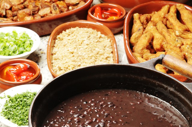 Feijoada para aquecer os tamborins