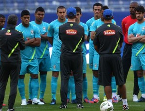 Mano Menezes comanda treino da Seleção em Hamburgo (Foto: Mowa Press)