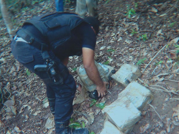 Apreensão de 100 quilos de crack em Igarassu, PE (Foto: Reprodução / TV Globo)