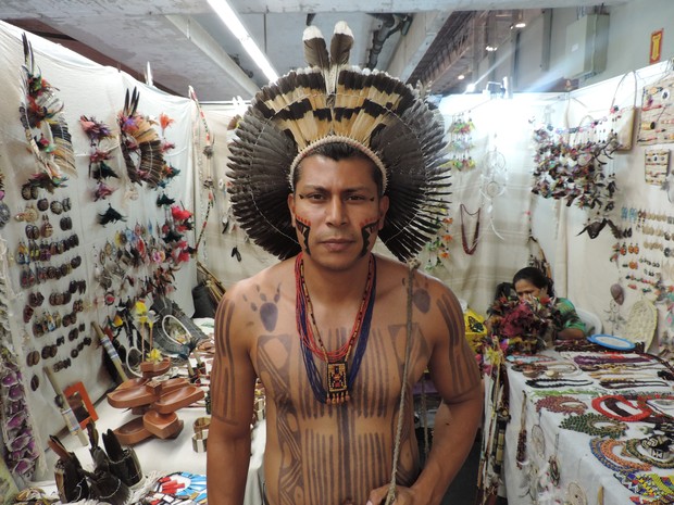 Índio Xowa Fulni-o acredita que todos os artigos indígenas têm algum tipo de proteção para quem usa (Foto: Moema França/G1)