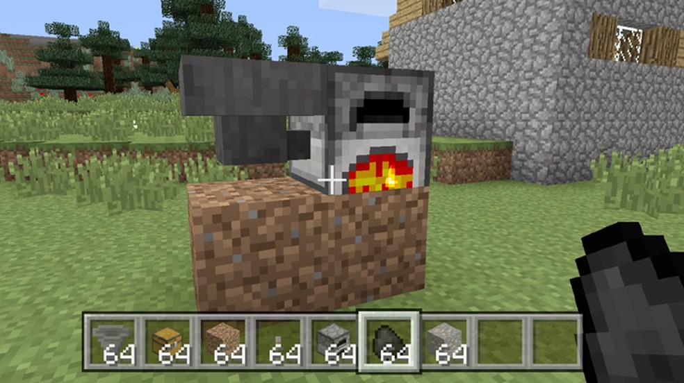 Destrua o bloco de terra e coloque seu fogão, agora conectado ao seu Funil de Minecraft com combustível (Foto: Reprodução/Rafael Monteiro)