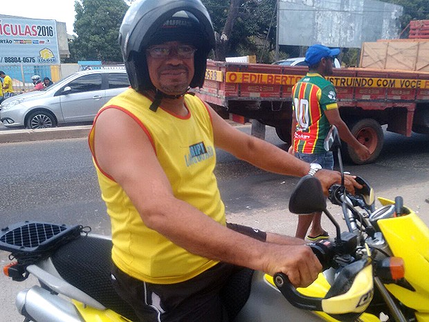 Pai foi de moto levar documento de candidato em local de prova (Foto: Danilo Quixaba / Mirante AM)