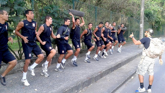 jogadores Corinthians treinamento do BOPE (Foto: Carolina Fontes)