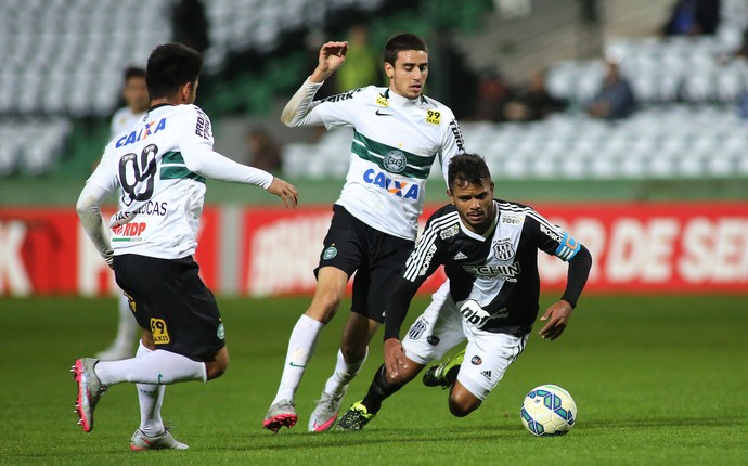 thiago galhardo fernando bob coritiba x ponte preta couto pereira (Foto: Giuliano Gomes/PR Press) thiago galhardo fernando bob coritiba x ponte preta couto pereira (Foto: Giuliano Gomes/PR Press)