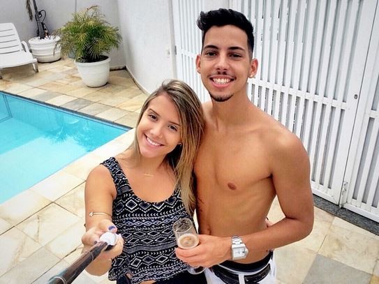 Andressa Santos, nova participante do BBB15, e o namorado (Foto: Instagram / Reprodução)