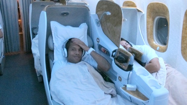 Jogadores do Corinthians no avião para Dubai (Foto: Carlos Augusto Ferrari / Globoesporte.com)