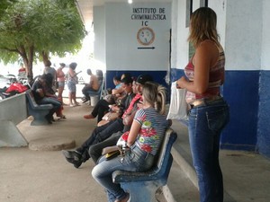 Pessoas aguardam para registrar as ocorrências na delegacia do Ouro Preto em Petrolina, PE (Foto: Isa Mendes/ TV Grande Rio)