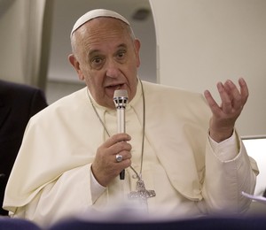 Papa Francisco conversa com jornalistas no voo de volta para o Vaticano. O pontífice passou os últimos três dias em visita à Terra Santa (Foto: AP Photo/Andrew Medichini)