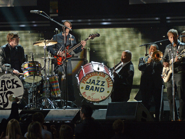 A banda The Black Keys, vencedora da noite, com 4 prêmios, se apresenta com o Dr. John Preservation Hall Jazz Band, durante a cerimônia da edição 55 do Grammy. (Foto: Joe Klamar / AFPP Photo)