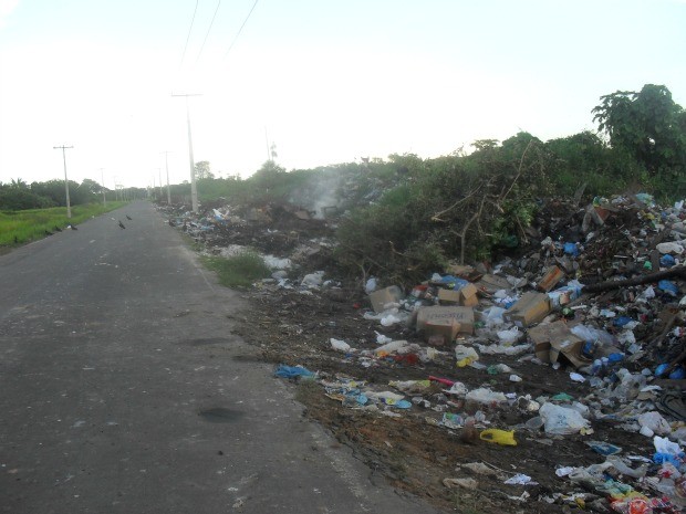 Lixo, que seria queimado irregularmente na beira de estrada em Anori teria provocado acidente que matou um agricultor (Foto: Marinaldo Matos / TV Amazonas)