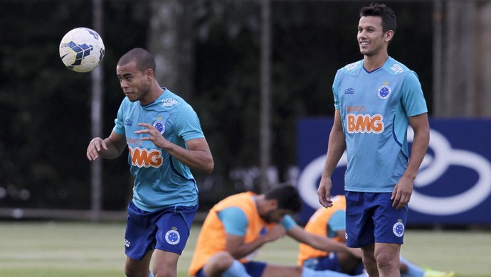 Mayke e Henrique do Cruzeiro (Foto: Washington Alves\Light Press)