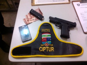 Arma, celular e R$ 30 em dinheiro foram recuperados (Foto: Divulgação/Polícia Militar)