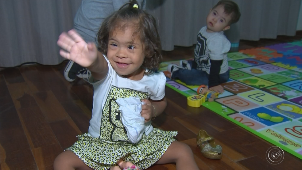 Pais trocam experiências sobre a síndrome em Bauru (Foto: Reprodução/TV TEM)