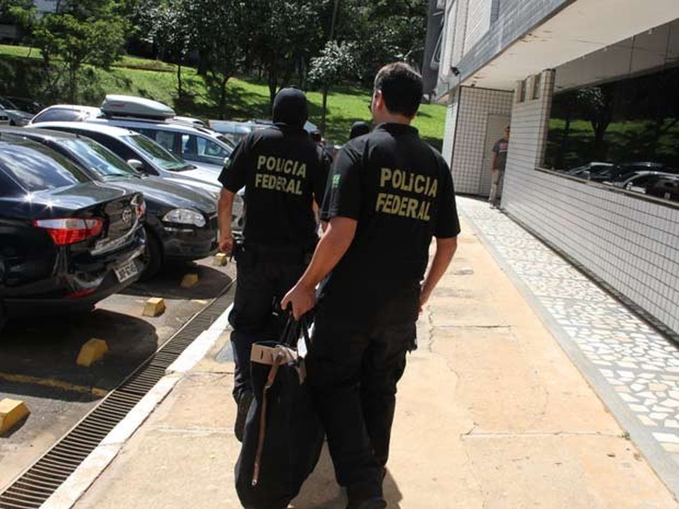 Policiais deixam prédio na Asa Norte com malotes contendo documentos apreendidos (Foto: Vianey Bentes/TV Globo)