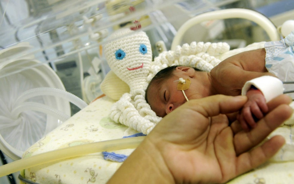 Bebê prematuro com polvo de crochê em UTI do hospital de Santa Maria, no DF (Foto: Matheus Oliveira/GDF/Divulgação)