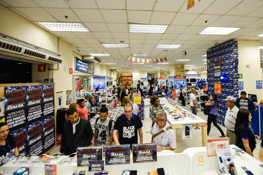 Consumidores procuram ofertas em loja de varejo em São Paulo (Foto: Flavio Moraes/G1)