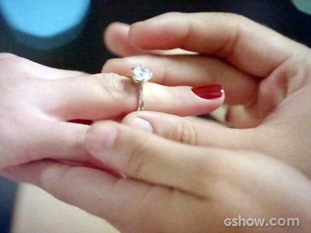 Zé dá um anel de diamante para a gata (Foto: Império/TV Globo)
